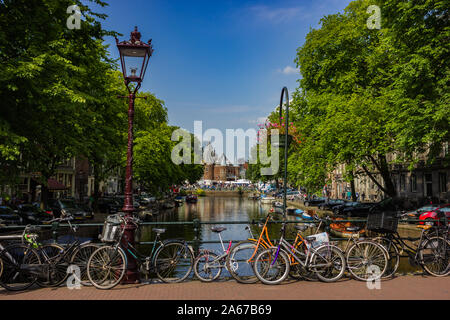 Une photo d'un pont plein de vélos sur un canal à Amsterdam. Banque D'Images