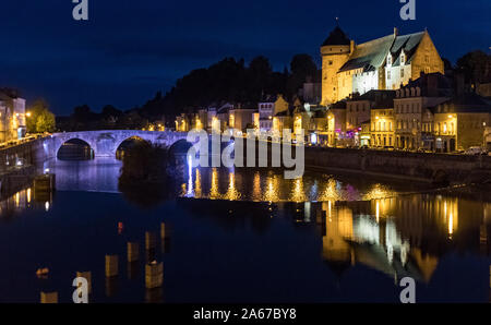 Château de la ville de Laval sur les rives de la rivière Mayenne la nuit Banque D'Images