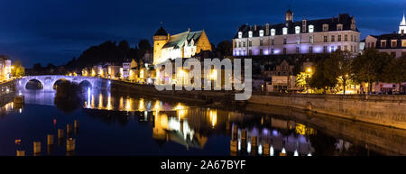 Château de la ville de Laval sur les rives de la rivière Mayenne la nuit Banque D'Images