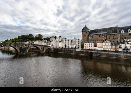 Château et le vieux pont sur les rives de la Mayenne dans la ville de Laval, commune française située dans le département de la Mayenne, dans le nord-ouest de la France Banque D'Images