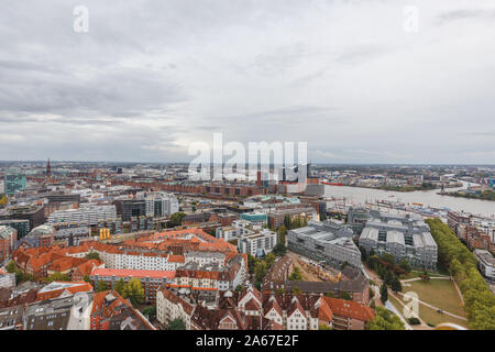 Vue aérienne de Hambourg de paysages urbains dans un jour nuageux, Hambourg, Allemagne Banque D'Images