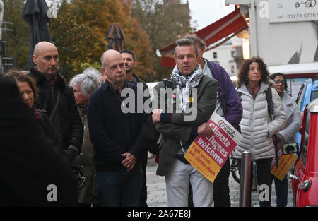 Brighton UK 24 octobre 2019 - une veillée pour se rappeler les 39 personnes qui ont perdu la vie dans un camion contenant est tenue à Brighton ce soir . Les corps des personnes, que l'on croit être des ressortissants chinois et vietnamiens, ont été trouvés dans l'Essex dans un camion contenant hier matin. Les militants organisent une veillée sur les marches de l'Église Unitarienne de Brighton à se souvenir de la mort. . Crédit photo : Simon Dack / Alamy Live News Banque D'Images