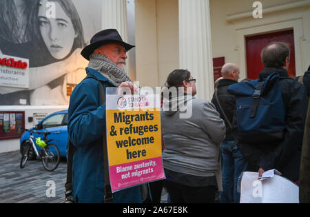 Brighton UK 24 octobre 2019 - une veillée pour se rappeler les 39 personnes qui ont perdu la vie dans un camion contenant est tenue à Brighton ce soir . Les corps des personnes, que l'on croit être des ressortissants chinois et vietnamiens, ont été trouvés dans l'Essex dans un camion contenant hier matin. Les militants organisent une veillée sur les marches de l'Église Unitarienne de Brighton à se souvenir de la mort. . Crédit photo : Simon Dack / Alamy Live News Banque D'Images