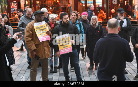 Brighton UK 24 octobre 2019 - une veillée pour se rappeler les 39 personnes qui ont perdu la vie dans un camion contenant est tenue à Brighton ce soir . Les corps des personnes, que l'on croit être des ressortissants chinois et vietnamiens, ont été trouvés dans l'Essex dans un camion contenant hier matin. Les militants organisent une veillée sur les marches de l'Église Unitarienne de Brighton à se souvenir de la mort. . Crédit photo : Simon Dack / Alamy Live News Banque D'Images
