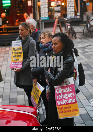 Brighton UK 24 octobre 2019 - une veillée pour se rappeler les 39 personnes qui ont perdu la vie dans un camion contenant est tenue à Brighton ce soir . Les corps des personnes, que l'on croit être des ressortissants chinois et vietnamiens, ont été trouvés dans l'Essex dans un camion contenant hier matin. Les militants organisent une veillée sur les marches de l'Église Unitarienne de Brighton à se souvenir de la mort. . Crédit photo : Simon Dack / Alamy Live News Banque D'Images
