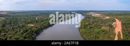 Très belle vue panoramique vue aérienne drone de Rio Teles Pires et Amazon rainforest sur journée ensoleillée avec ciel bleu près de la ville de Sinop, Mato Grosso, Brésil. Banque D'Images