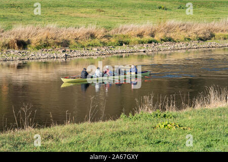 Les pagayeurs en canot sur la rivière Weser, Oberweser, la vallée de la Weser, Weser Uplands, Hesse, Germany, Europe Banque D'Images