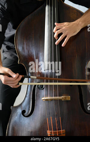 L'homme joue une contrebasse Banque D'Images