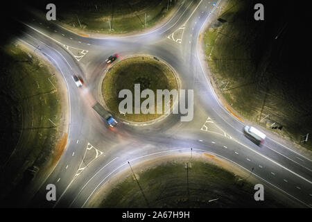 Petit rond-point trafic en vue de dessus drone ci-dessus Banque D'Images