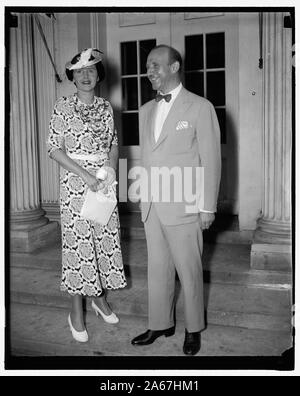 L'épouse de l'ambassadeur français à la retraite à la Maison Blanche. Washington, D.C., le 12 juillet. Mme. Georges Bonnet, épouse de l'Ambassadeur à la retraite, appelle à la Maison Blanche avec Jules Henry, conseiller de l'ambassade d'offres Le président Roosevelt au revoir avant le départ pour la France. L'ambassadeur Bonnet est déjà en France en attente d'instructions sur son nouveau poste. 7/12/37 Banque D'Images