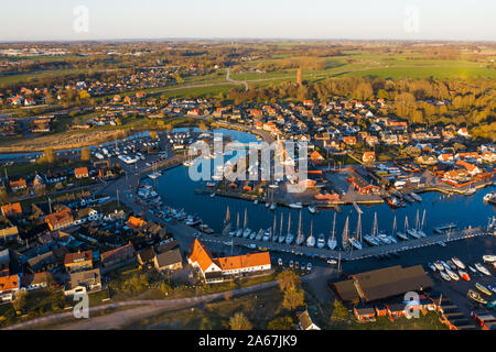 Vue aérienne de bateaux en stationnement et amarré dans une marina Banque D'Images