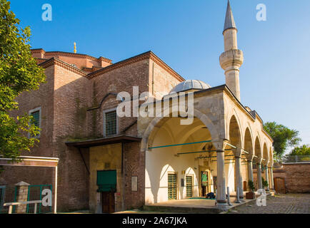 Istanbul, Turquie - 5 septembre 2019. Un homme prie à l'extérieur de l'historique La petite mosquée Sainte-Sophie dans le quartier de Kumkapi Istanbul. La mosquée Banque D'Images