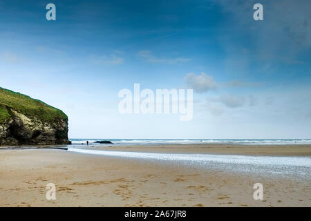 La plage de Mawgan Porth sur la côte nord des Cornouailles. Banque D'Images