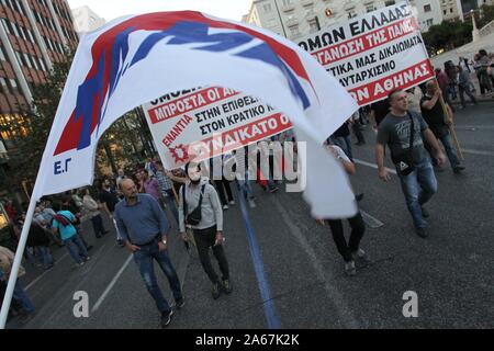 Athènes, Grèce. 24 Oct, 2019. ''L'union grec PAME'' protester dans le centre d'Athènes pour le projet de refonte des règles d'attribution des permis d'affaires et par le nouveau gouvernement conservateur. (Crédit Image : © VafeiadakisZUMA Aristidis Wire) Banque D'Images