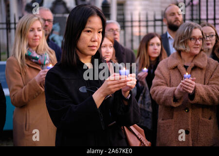 Belfast, en Irlande du Nord, Royaume-Uni. 24 octobre, 2019. Vigil en face de Belfast City Hall pour marquer la perte tragique de la vie après la mort de 39 personnes ont trouvé dans un conteneur camion dans l'Essex, au Royaume-Uni. Organisateurs appelant à une action urgente des gouvernements pour assurer le passage sécuritaire et un système équitable pour ceux qui fuient la guerre et la pauvreté. Banque D'Images