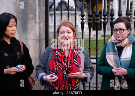 Belfast, en Irlande du Nord, Royaume-Uni. 24 octobre, 2019. Ashley Garcia président de l'IPG à vigil en face de Belfast City Hall pour marquer la perte tragique de la vie après la mort de 39 personnes ont trouvé dans un conteneur camion dans l'Essex, au Royaume-Uni. Organisateurs appelant à une action urgente des gouvernements pour assurer le passage sécuritaire et un système équitable pour ceux qui fuient la guerre et la pauvreté. Credit : JF Pelletier/Alamy Live News. Banque D'Images
