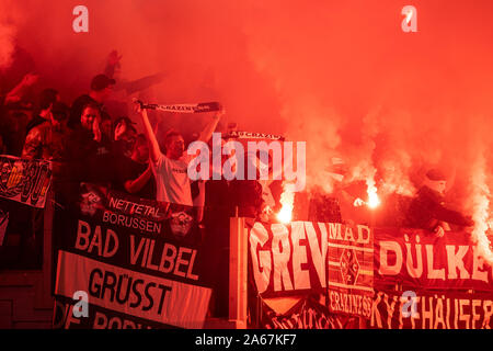 Rom, Italie. 24 Oct, 2019. Ligue Europa : Soccer, que Rome - stade Borussia Mönchengladbach, Groupe, Groupe J, Journée 3 dans le stade olympique. Gladbach fans brûler Bengalos. Credit : Marius Becker/dpa/Alamy Live News Banque D'Images