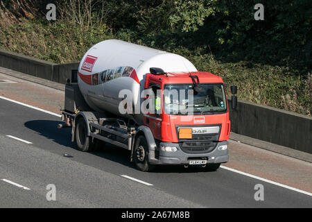 Un Calor Gas Tanker Transport corps rigide semi truck DAF voyageant sur l'autoroute M6 près de Preston dans le Lancashire, Royaume-Uni Banque D'Images