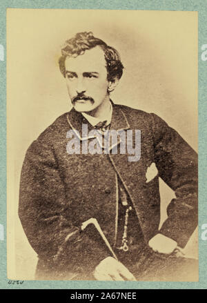 Wilkes Booth Résumé : La photographie montre John Wilkes Booth, half-length portrait, face vers la gauche et tenant une canne. Banque D'Images