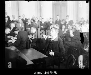 S'H. Hays, ancien président de la Gauche Républicaine Nat'l Comm. et ministre des Postes, sous le président Harding a témoigné devant le Sénat Comm. sur la théière dome concessions pétrolières. Hays a conçu avec force que Harry Sinclair a fait don de 75 000 actions ordinaires de stock d'huile à l'G.O.P. mais a admis que la République. Nat'l Comm. accepté environ 75,00$ de Sinclair pour aider à éliminer le déficit de 1 600 000 $ qui s'est produite au cours de la dernière campagne Banque D'Images