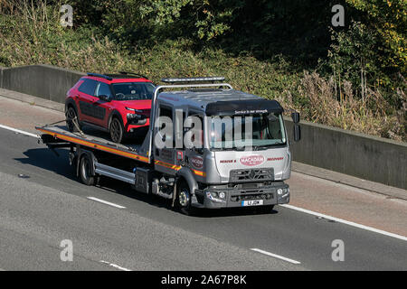 Un Macadam de sauvetage et récupération ventilation Renault transport voyageant sur l'autoroute M6 près de Preston dans le Lancashire, Royaume-Uni Banque D'Images