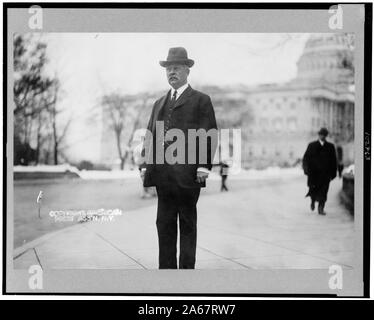 William Atkinson Jones, représentant au Congrès de Virginie, portrait en pied, debout, en face légèrement à gauche, on U.S. Capitol motif Banque D'Images