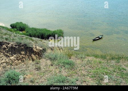 Bateau près de la côte, vue d'en haut. Vue de la rivière de la montagne. Rivière sur une journée ensoleillée. Banque D'Images