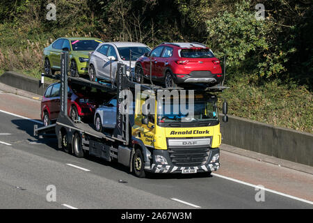 Arnold Clark rigide Daf porteur de voiture voyageant sur l'autoroute M6 près de Preston dans le Lancashire, Royaume-Uni Banque D'Images