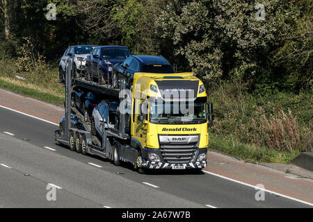 Arnold Clark rigide Daf porteur de voiture voyageant sur l'autoroute M6 près de Preston dans le Lancashire, Royaume-Uni Banque D'Images