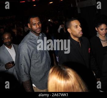 MIAMI BEACH, FL - 31 décembre : (COUVERTURE EXCLUSIVE) LeBron James (AKA Ursher montres Usher Raymond IV (né le 14 octobre 1978) fonctionne à AmericanAirlines Arena New Years Eve avec Trey Songz invité spécial le 31 décembre 2010 à Miami, Floride Personnes : LeBron James : Tempête Crédit Media Group/Alamy Live News Banque D'Images