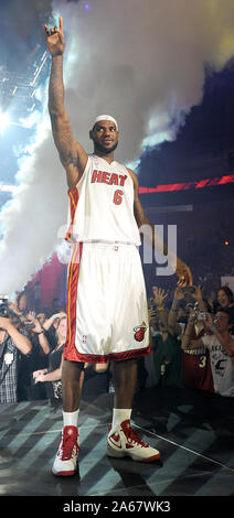 Miami, États-Unis d'Amérique. Le 05 mars, 2011. MIAMI, FLORIDE - le 27 février : Lebron James des Miami Heat est en concurrence contre les New York Knicks à l'AmericanAirlines Arena le 27 février 2011 à Miami en Floride ( Credit : tempêtes Media Group/Alamy Live News Banque D'Images