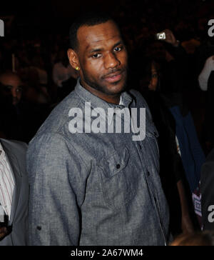 MIAMI BEACH, FL - 31 décembre : (COUVERTURE EXCLUSIVE) LeBron James (AKA Ursher montres Usher Raymond IV (né le 14 octobre 1978) fonctionne à AmericanAirlines Arena New Years Eve avec Trey Songz invité spécial le 31 décembre 2010 à Miami, Floride Personnes : LeBron James Banque D'Images