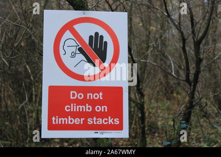 La gestion des zones boisées signe, ne pas monter sur les piles de bois, Finsthwaite, Cumbria, Lake District, UK Banque D'Images