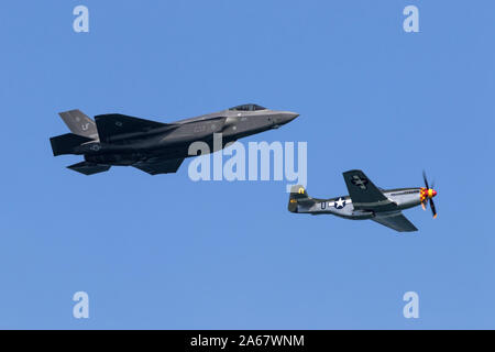 F-35 Lightning II chasseur de cinquième génération vole en formation avec un P-51 Mustang première génération de chasseurs dans le cadre du vol du patrimoine au cours de la 2 Banque D'Images