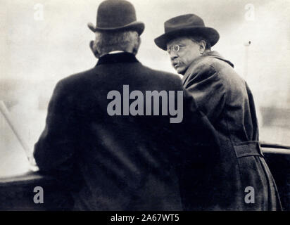 L'ancien président américain Theodore Roosevelt, half-length Portrait avec Richelieu, chef de la marine marchande norvégienne, à bord de la Reine Maud, au cours du voyage d'Elseneur à Copenhague, American Press Association, mai 1910 Banque D'Images