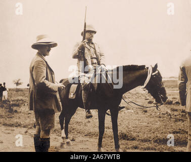 L'ancien président américain Theodore Roosevelt à cheval, tenant un fusil, au cours de l'Afrique, Safari, Smithsonian-Roosevelt expédition africaine, photo de Warrington Dawson, Mars 1910 Banque D'Images