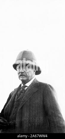 Portrait demi-longueur de l'ancien président américain Theodore Roosevelt, le port de casque colonial en Afrique de l'étendue de l'Afrique de l'Smithsonian-Roosevelt Safari, Expédition, Mars 1910 Banque D'Images