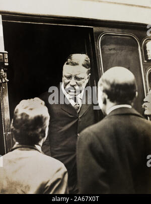 L'ancien président américain Theodore Roosevelt du débarquement de fer, photo de American Press Association, le 8 juillet 1910 Banque D'Images