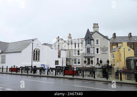 Vue sur Castle Street Hôtel de la ville de Beaumaris un jour de pluie à l'automne sur l'île d'Anglesey au Pays de Galles UK KATHY DEWITT Banque D'Images