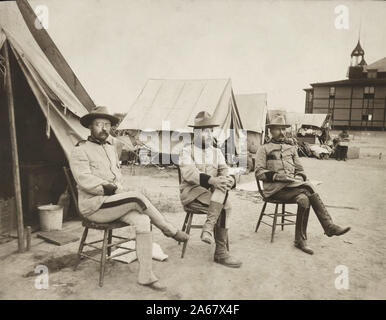 Le Colonel Theodore Roosevelt, Leonard Wood, et Alexander O. Brodie assis en face du camp de tentes, San Antonio, Texas, USA, photo de Paul Thompson, 1898 Banque D'Images