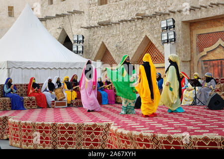 Doha, Qatar-January 20, 2017 : la danse arabe traditionnelle par Souk Waqif dames en vue de l'heure Banque D'Images