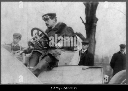 William Kissam Vanderbilt II, portrait en pied, assis à la roue de voiture, faisant face à droite Banque D'Images