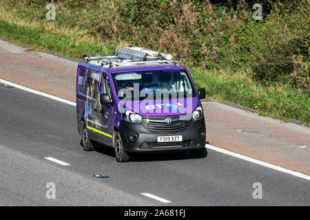 2019 Vauxhall Vivaro CDTI 2900 S/S Purple van llivery ; UK BT dans la circulation routière, transports, moderne, vers le sud sur la voie 3 de l'autoroute M6. UK Banque D'Images