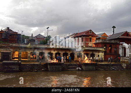 Montré ici est la crémation en plein air dans le temple de Pashupatinath, Katmandou. Les cendres sont placées dans la rivière Bagmati adjacent. Banque D'Images