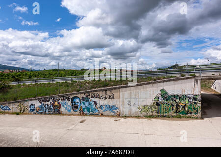 Avec la sortie de l'Autoroute, Près de l'Aqueduc, graffiti Noáin Noain, Navarra, Espagne Banque D'Images