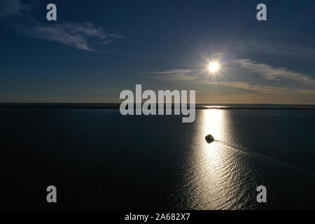 Vue sur le lac Vättern, Braheborg avec le ferry sur sa façon de de Gränna Visingsö,.Photo Jeppe Gustafsson Banque D'Images