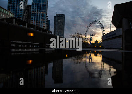 London Eye reflété dans une flaque à côté du Royal Festival Hal sur un soir d'automne humide, Southbank, Londres, Angleterre, Royaume-Uni Banque D'Images