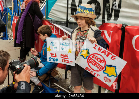 Londres, Royaume-Uni, octobre 2019.Membre de la presse de prendre des photos de jeune enfant avec anti-Brexit affiches. Banque D'Images