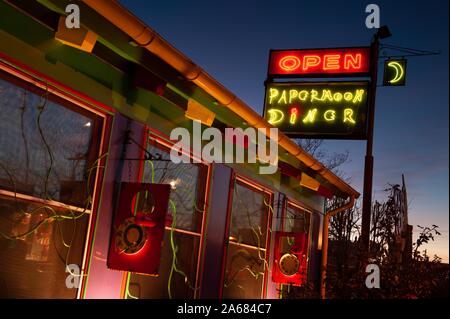 Vue nocturne à angle bas d'un panneau au néon à l'extérieur de l'extérieur coloré de Papermoon Diner, Baltimore, Maryland, 8 janvier 2008. De La Homewood Photography Collection. () Banque D'Images