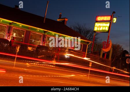 Photo de nuit angle de lumière sentiers dans la rue devant l'extérieur coloré, et néon, du Papermoon Diner, Baltimore, Maryland, le 8 janvier 2008. À partir de la collection photographique de Homewood. () Banque D'Images